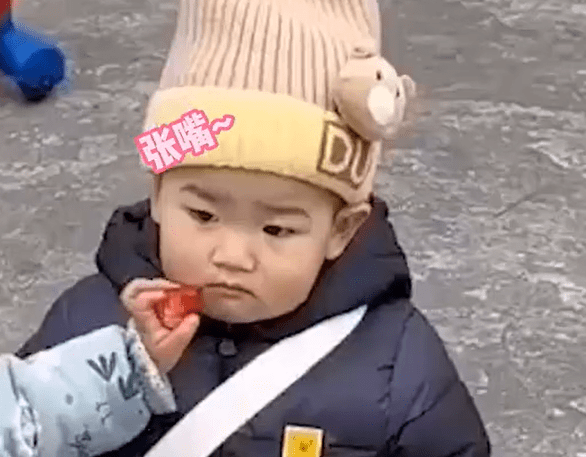 华为手机短信变彩信
:江苏身边事：萌娃遇陌生人喂草莓咬紧牙不张口-第3张图片-太平洋在线下载