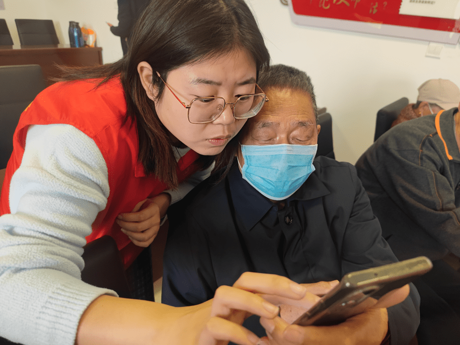 华为智能手机操作
:滨州市滨城区军休所举办智能手机操作培训志愿服务活动