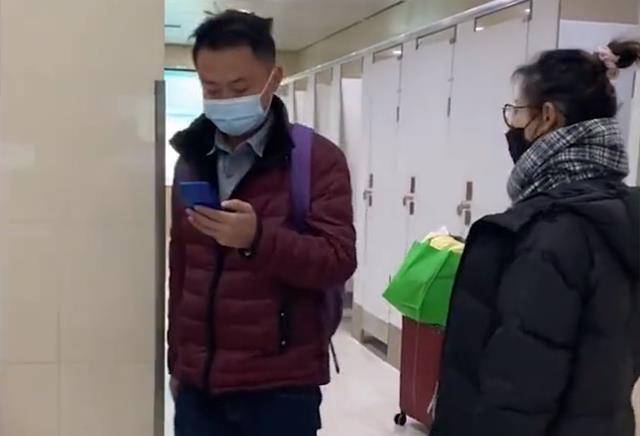 华为手机进了一点水
:安徽一男子误进女厕不见慌乱，全程淡定玩手机，一旁女子反应亮了