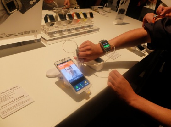 三星gear 和华为手机
:[IFA2013] 三星发布智能手表Galaxy Gear(转载)-第4张图片-太平洋在线下载