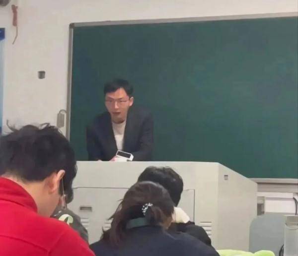 手机套华为荣耀x图片:大学老师撞脸《狂飙》“高启盛”！本人回应