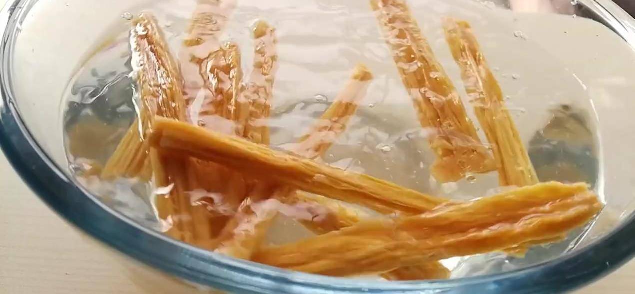 制作苹果的方法小学生版:辣条的家庭版制作方法，干净卫生非常好吃，喜欢赶紧收藏