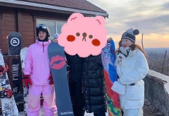 苹果日服怎么换中文版:杜江霍思燕外出滑雪：杜江一身超粉运动装，霍思燕一身略显岁月感