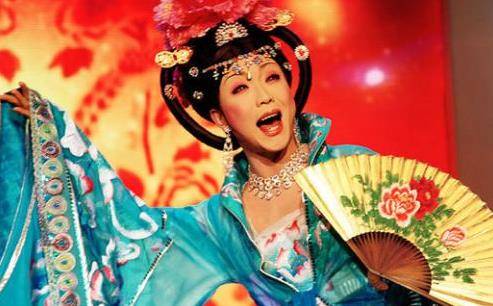李玉刚现场版的小苹果:曾跟着乞丐生活，靠“反串”红遍全国，李玉刚的艰辛成名路