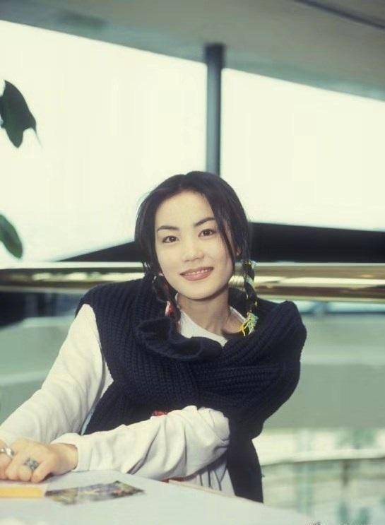 苹果怎么下派对之星国际版:李嫣现身名媛派对，和汪峰女儿罕见同框，打扮不似学生模样