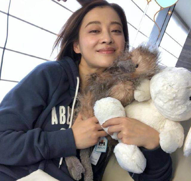 苹果二代耳机有什么版:有种“惊艳”叫梅婷二胎儿子，宛如缩小版梅婷，成星二代一股清凉