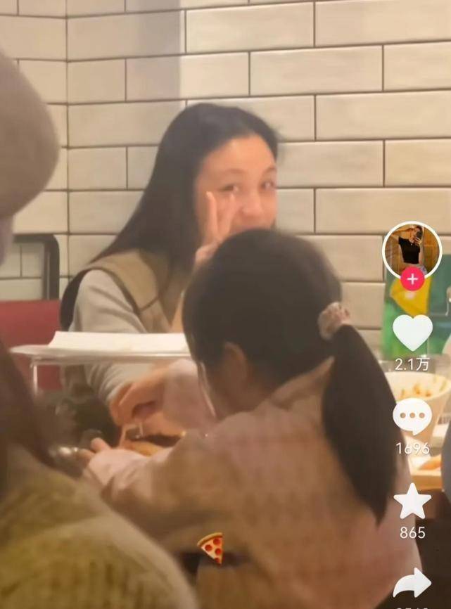 街机黄金麻将苹果版:44岁汤唯被偶遇！没有偶像包袱吃披萨，不住千万豪宅乡下种菜养鸡
