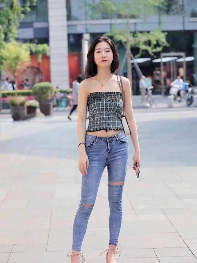 壁纸图集苹果简约版:抹胸款的格子衬衣，设计既性感又文艺，突出小姐姐的搭配文艺范