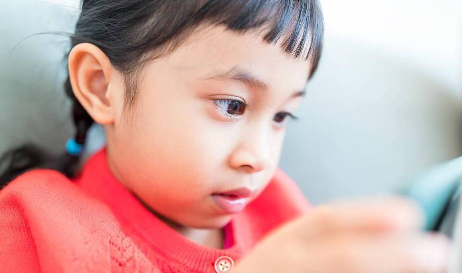 手机进水怎么办:孩子沉迷玩手机该怎么办？一招！让孩子不再依赖手机