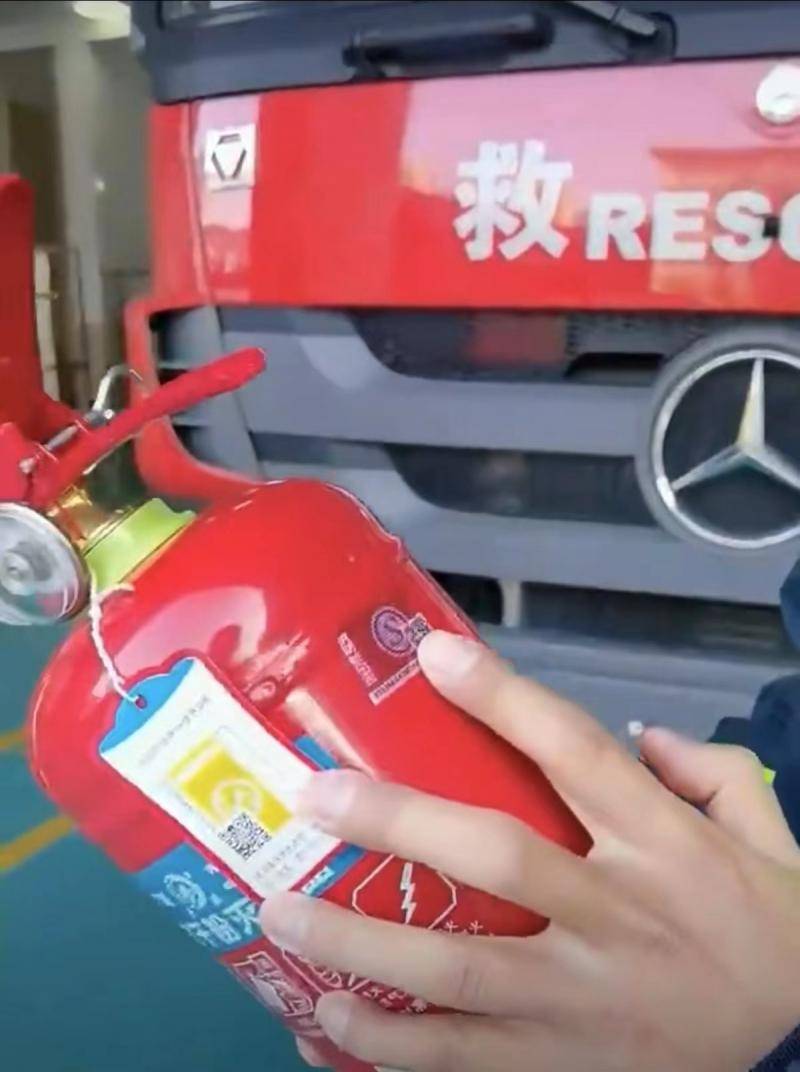 手机摇一摇:干粉灭火器使用前需要“摇一摇” ？ 北京消防提示：使用前不用摇