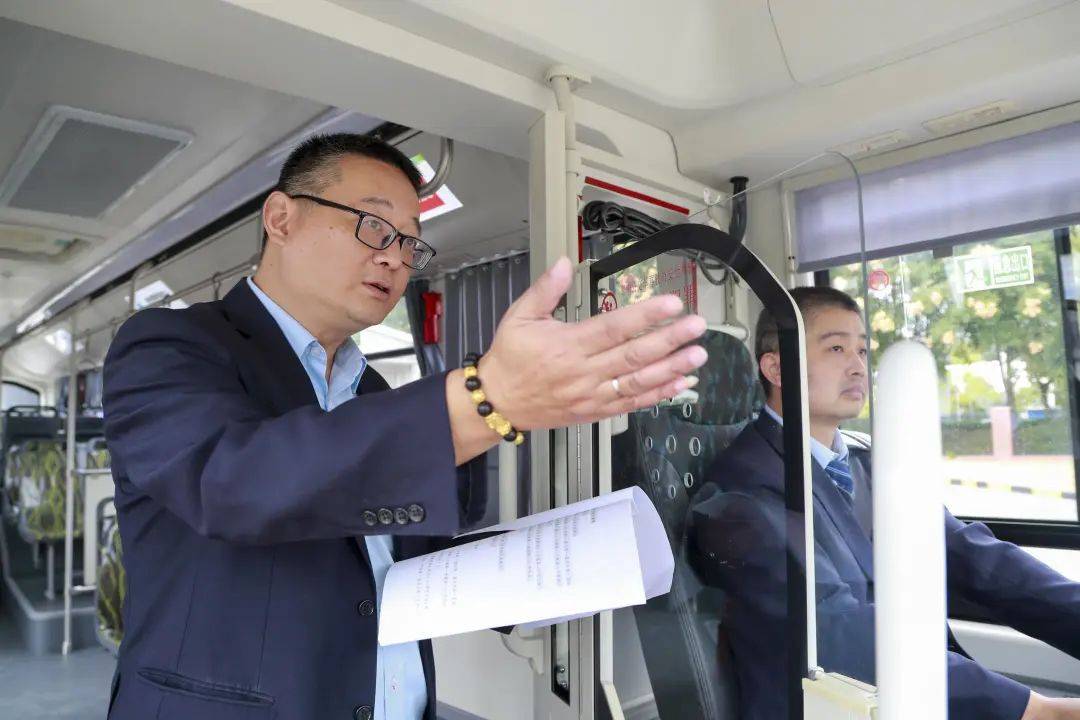作为一名老“进博人”，他开着车，把19条线路一条条跑过来……