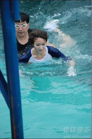 女孩玩手机落水新闻初中沉迷手机的孩子后来怎么样了